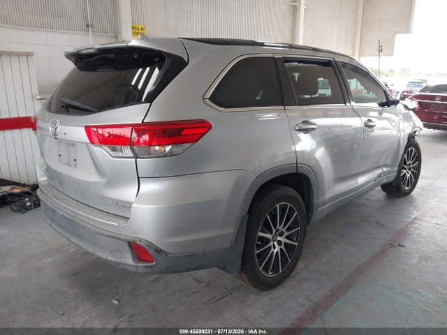 2017 TOYOTA HIGHLANDER SE 4