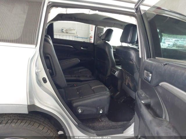 2017 TOYOTA HIGHLANDER SE 8