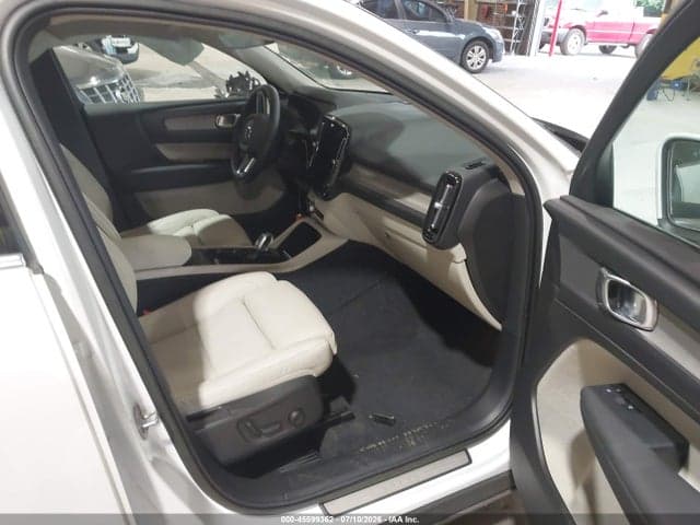 2023 VOLVO XC40 B5 PLUS BRIGHT THEME 5