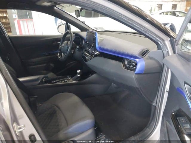 2020 TOYOTA C-HR XLE 5