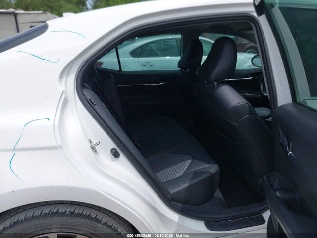 2020 TOYOTA CAMRY SE 8