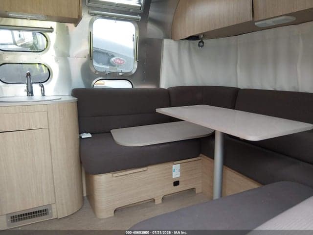 2018 AIRSTREAM FLYING CLOUD 27FB 5