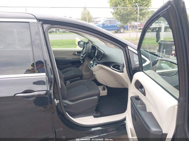 2022 CHRYSLER VOYAGER LX 5