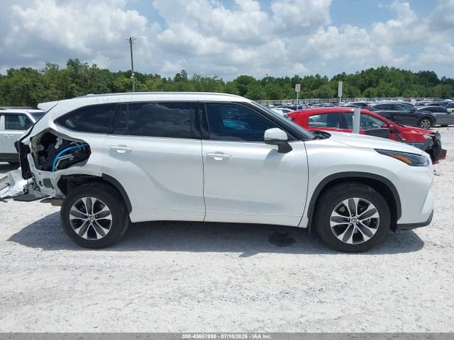 2022 TOYOTA HIGHLANDER XLE 14