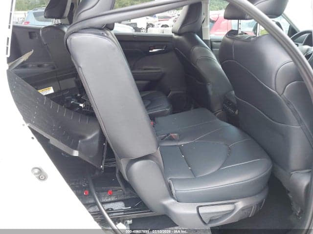 2022 TOYOTA HIGHLANDER XLE 8