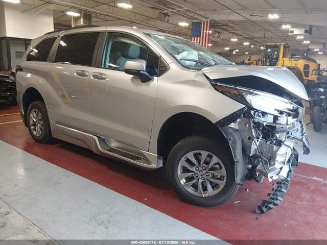 2024 TOYOTA SIENNA XLE