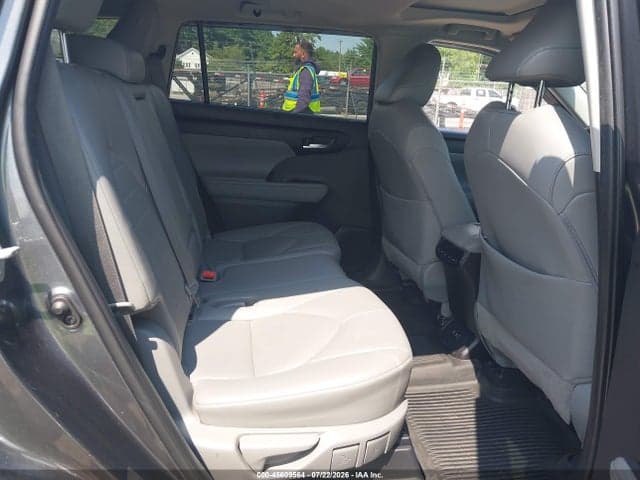 2020 TOYOTA HIGHLANDER XLE 8