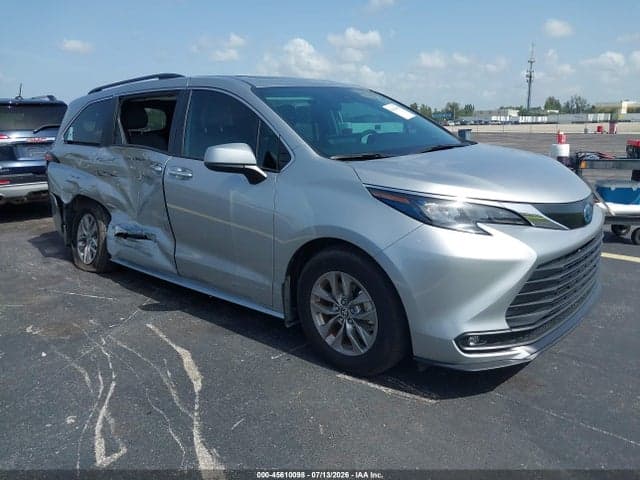 2025 TOYOTA SIENNA XLE