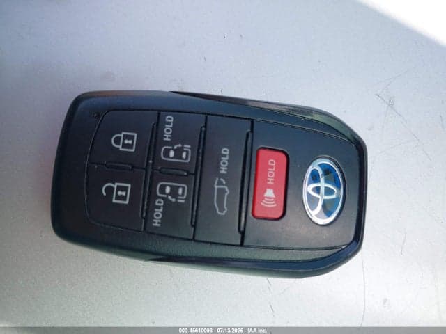 2025 TOYOTA SIENNA XLE 11
