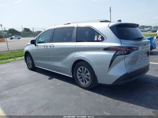 2025 TOYOTA SIENNA XLE 3