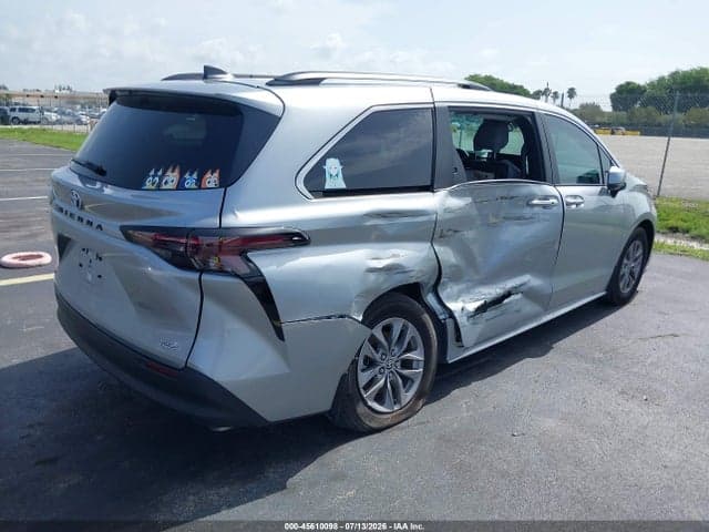 2025 TOYOTA SIENNA XLE 4
