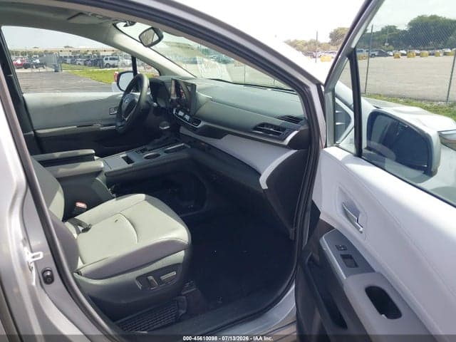 2025 TOYOTA SIENNA XLE 5