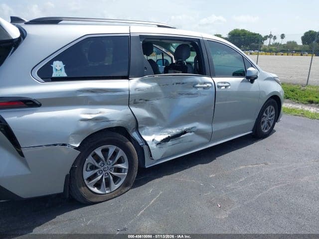 2025 TOYOTA SIENNA XLE 6