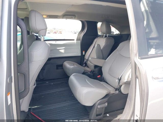 2025 TOYOTA SIENNA XLE 8