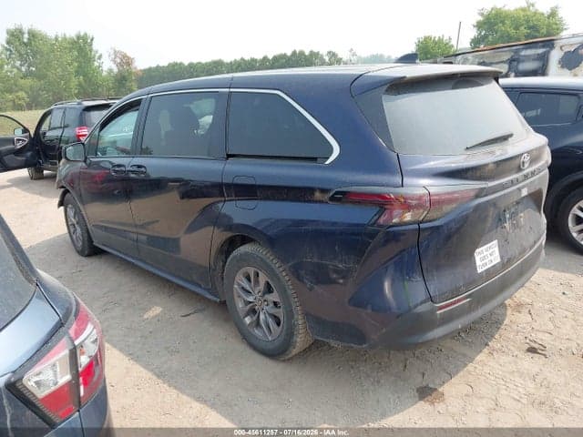 2024 TOYOTA SIENNA LE 3