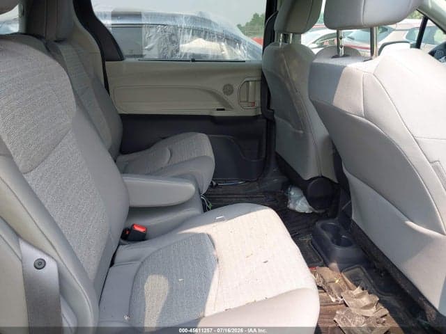 2024 TOYOTA SIENNA LE 8