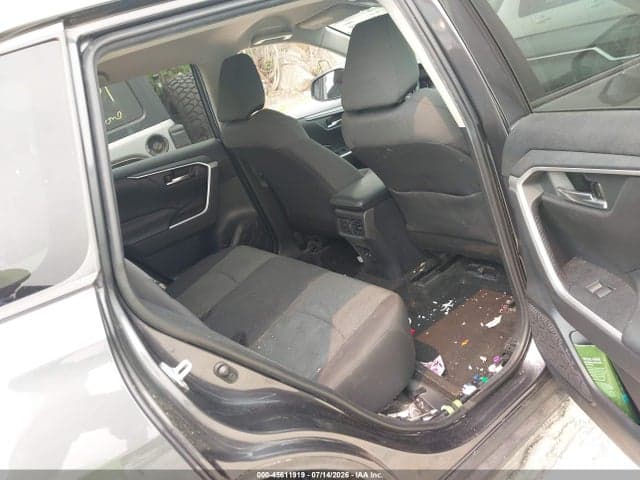 2020 TOYOTA RAV4 XLE 8