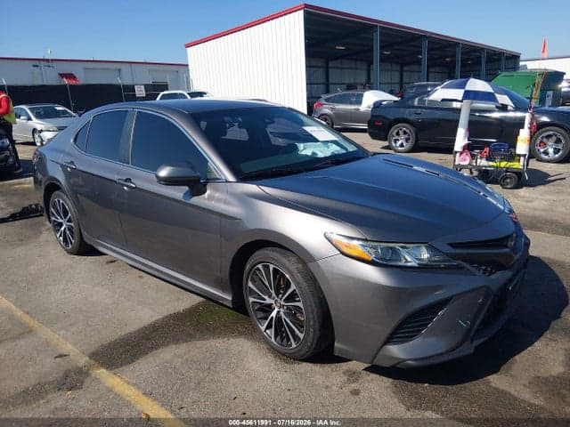 2019 TOYOTA CAMRY SE 1