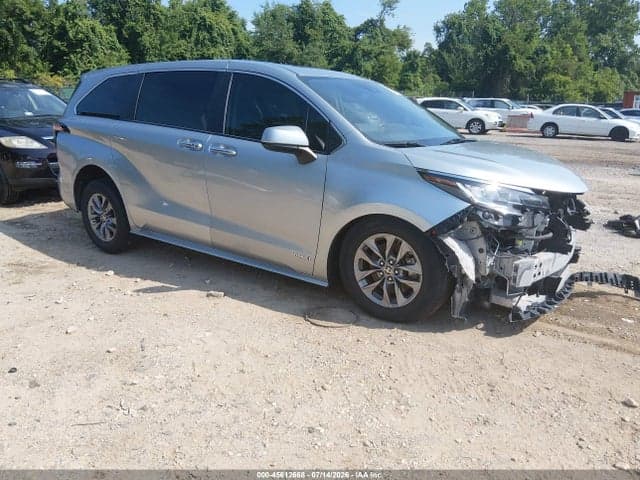 2021 TOYOTA SIENNA XLE 1