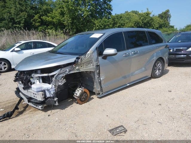 2021 TOYOTA SIENNA XLE 2