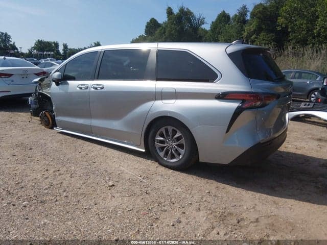 2021 TOYOTA SIENNA XLE 3