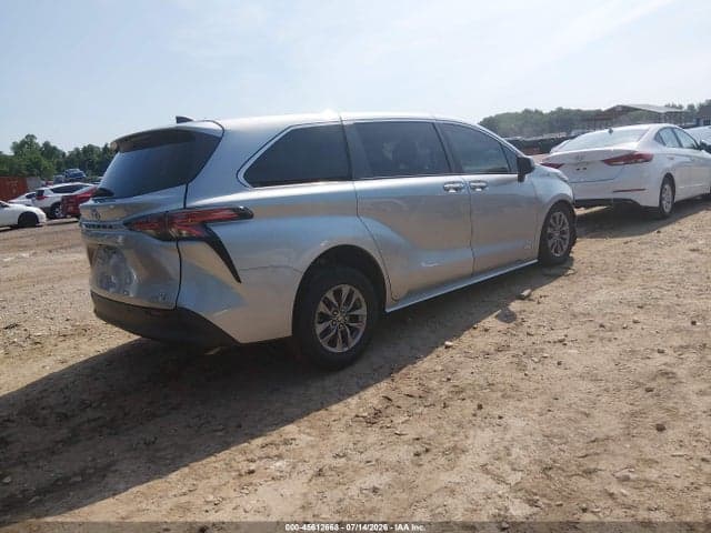 2021 TOYOTA SIENNA XLE 4