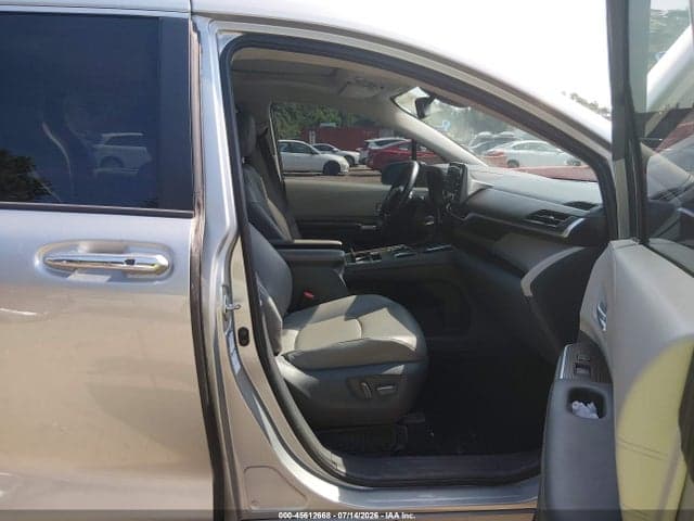 2021 TOYOTA SIENNA XLE 5