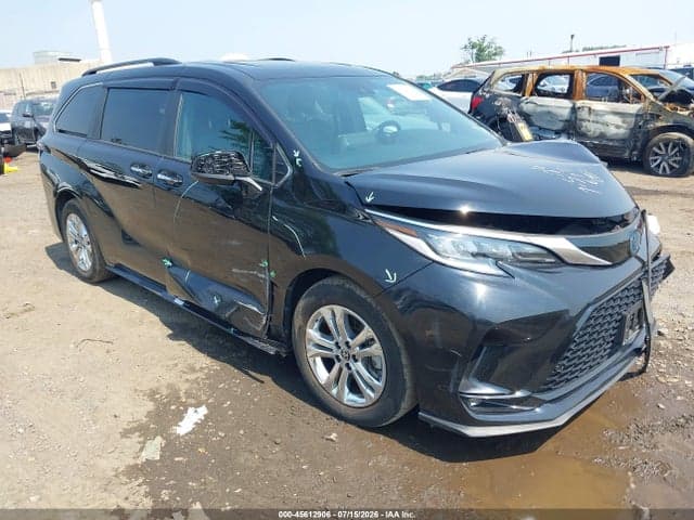 2022 TOYOTA SIENNA XSE