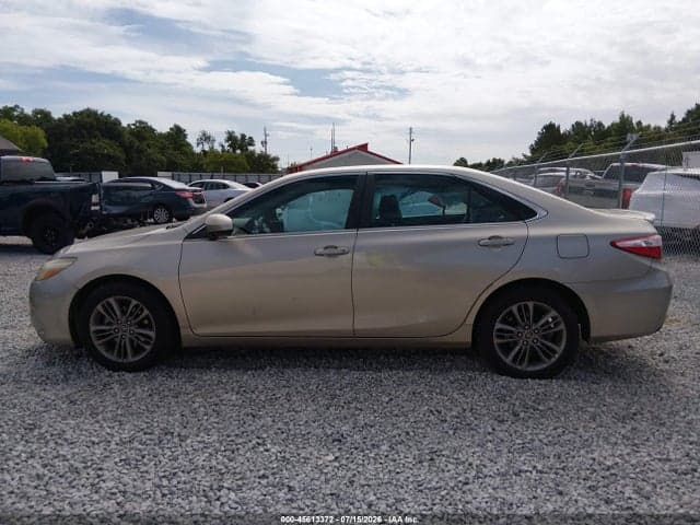 2016 TOYOTA CAMRY SE 14