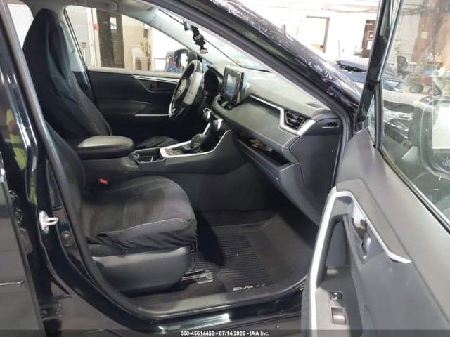 2020 TOYOTA RAV4 LE 5