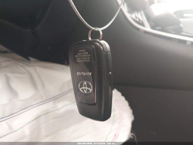 2020 TOYOTA RAV4 XLE 11
