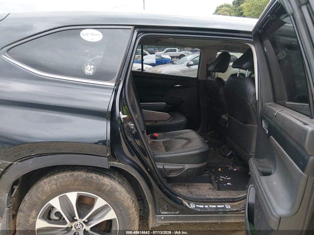 2023 TOYOTA HIGHLANDER XLE 8