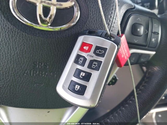 2020 TOYOTA SIENNA XLE 11