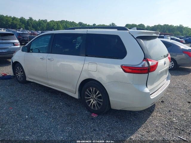 2020 TOYOTA SIENNA XLE 3