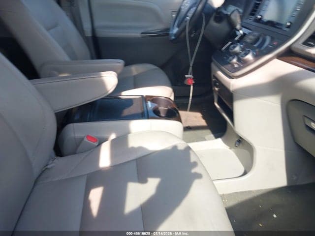 2020 TOYOTA SIENNA XLE 5