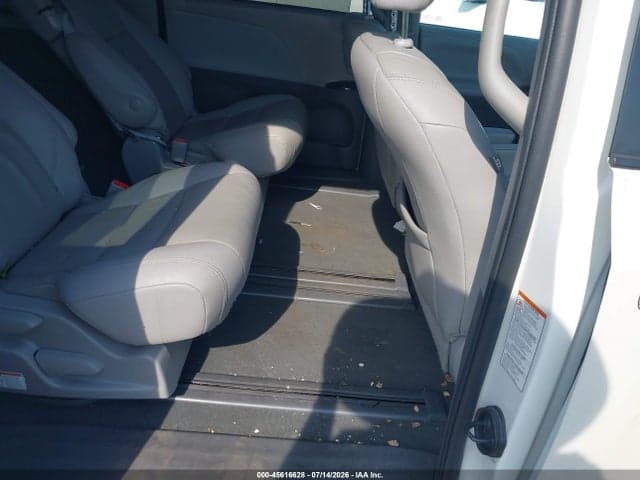 2020 TOYOTA SIENNA XLE 8