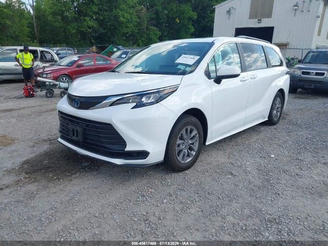 2025 TOYOTA SIENNA LE 2
