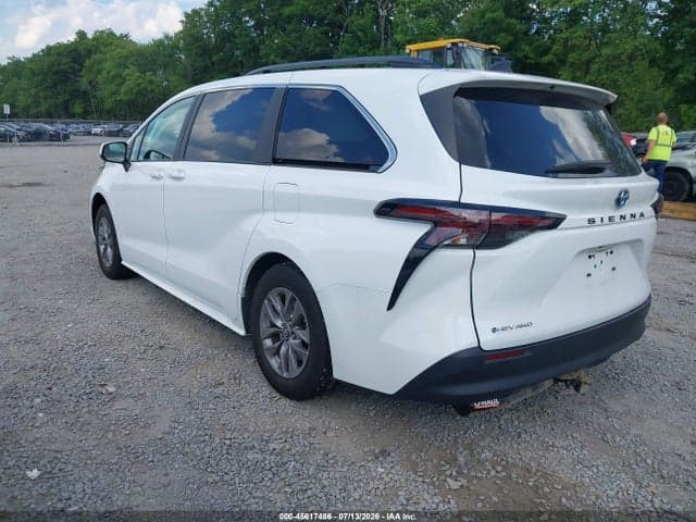 2025 TOYOTA SIENNA LE 3