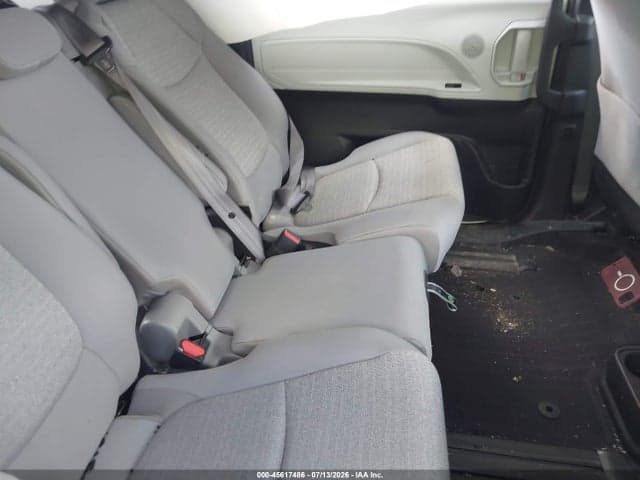 2025 TOYOTA SIENNA LE 8