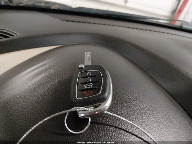 2017 HYUNDAI SANTA FE SE 11