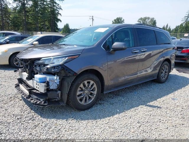 2023 TOYOTA SIENNA XLE 2