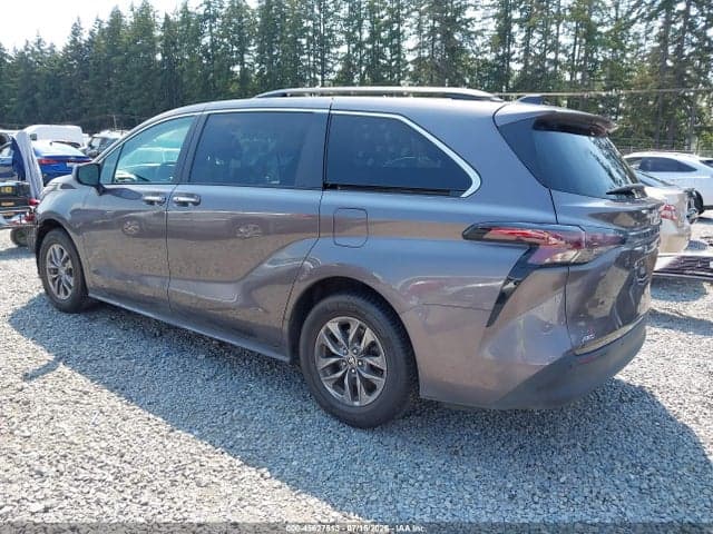 2023 TOYOTA SIENNA XLE 3