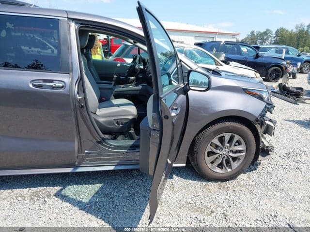 2023 TOYOTA SIENNA XLE 5