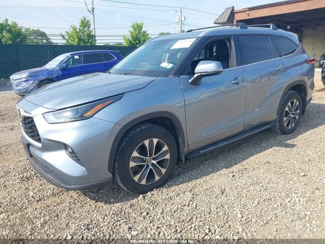 2022 TOYOTA HIGHLANDER XLE 2