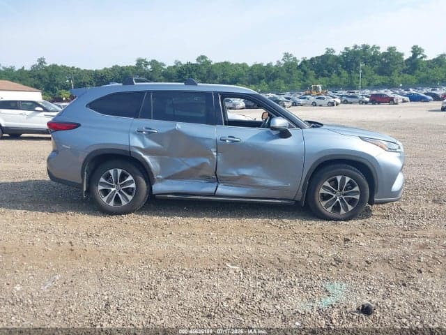 2022 TOYOTA HIGHLANDER XLE 13
