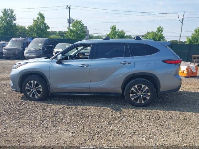 2022 TOYOTA HIGHLANDER XLE 14