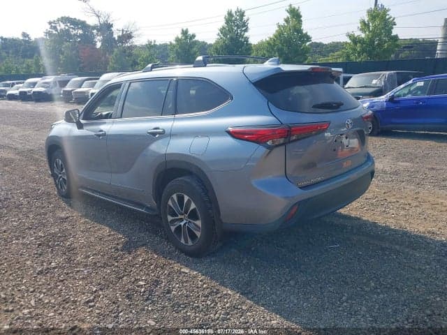 2022 TOYOTA HIGHLANDER XLE 3