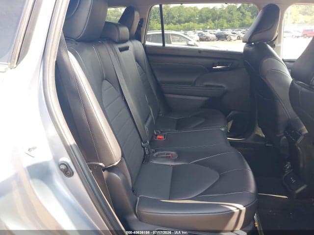 2022 TOYOTA HIGHLANDER XLE 8