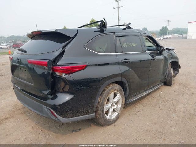 2022 TOYOTA HIGHLANDER LE 4