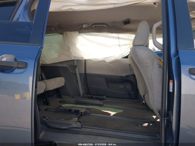 2017 TOYOTA SIENNA L 7 PASSENGER 8